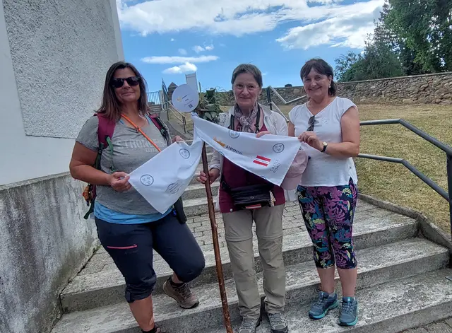 Organisatorinnen vor Ort: Rosa Maria Weber in Weingraben (1. v. r.) und Waltraud Hofer in Stadtschlaining (1. v. l.) mit Monika Petanovitsch, Organisatorin und Begleiterin des Bgld. Peacewalk