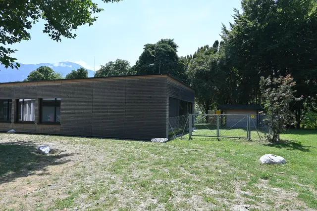 Der Kindergarten mit eigenem Spielplatz, der auf die Wiese angrenzt.  | Foto: Königer