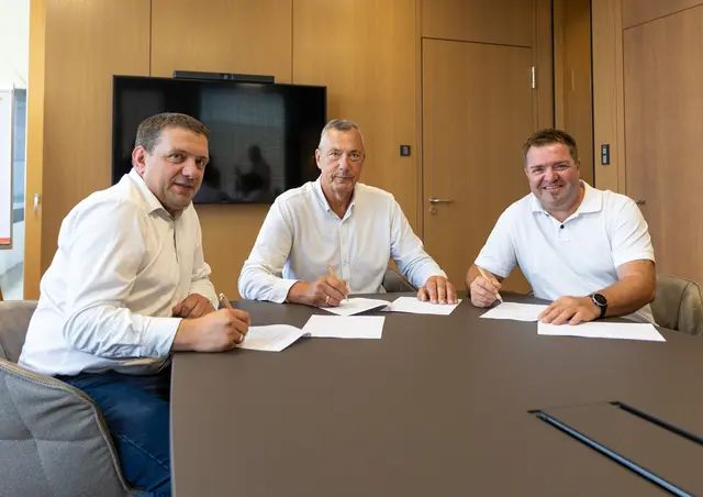 Anton Hargassner, Einars Fogelis und Markus Hargassner bei der Vertragsunterzeichnung. | Foto: Hargassner