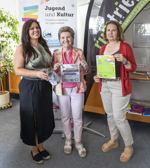 Kimberly Paulesits ("Jugend und Kultur - Komptenzzentrum für Jugendarbeit"), ÖVP-Vizebürgermeisterin Erika Buchinger und "Jugend und Kultur"-Geschäftsführerin Susanne Marton. | Foto: Stadt Wiener Neustadt/Weller