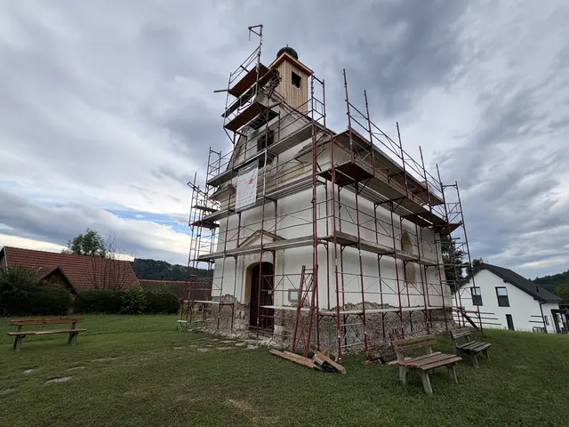 Umgeben vom alten Friedhof stand einst die Pfarrkirche von Altenmarkt. Geblieben ist nur der Chor, der zu einer Kapelle umgebaut worden ist. | Foto: MeinBezirk/Susanne Veronik