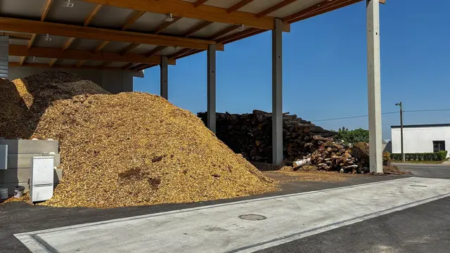 Seit 2025 heizt der Betrieb mit Holz-Hackschnitzel. | Foto: Andreas Pölzl/MeinBezirk