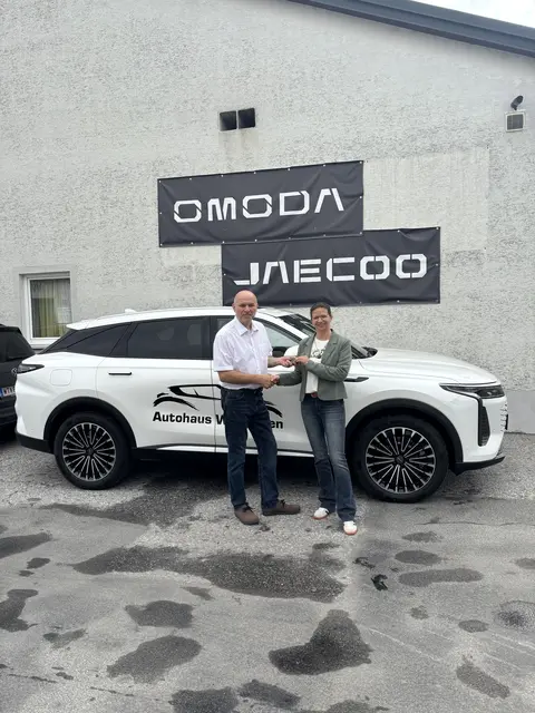 Autoverkäufer Markus Bauer mit „MeinBezirk-Testfahrerin“ Kerstin Freisleben-Schöbel und dem Omoda 9. | Foto: Autohaus Waidhofen