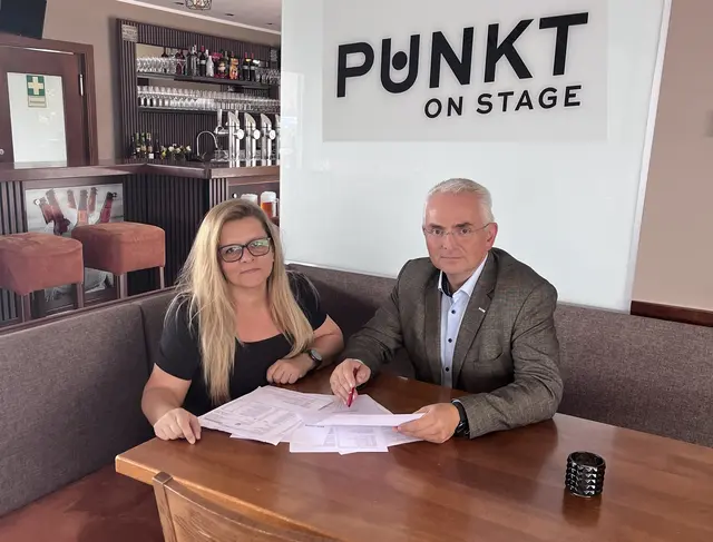 Gründerin Mirabela Toncu (Kaffeehaus Punkt 48 OG) im Gespräch mit WK Leiter Andreas Geierlehner. | Foto: WK Amstetten
