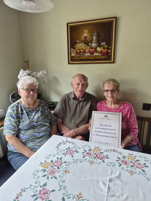 Hermine Reischer im Bild links feierte Ihren 80. Geburtstag.
Gleichzeitig feierte Ihr  Lebensgefährte Johann Bichler seinen 90. Geburtstag. Zu diesem Anlass stellte sich Christa Schrittwieser vom Pensionistenverband Türnitz mit den besten Glückwünschen ein. | Foto:  Pensionistenverband Türnitz
