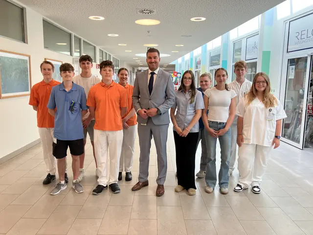 Der Kaufmännische Direktor des Landesklinikums Mistelbach-Gänserndorf Florian Trummer, 
MLS MBA (Mitte) mit den Ferialarbeitnehmerinnen und –arbeitnehmer des Monats Juli: Kerstin 
Tindl (Altruppersdorf), Florian Stecher (Poysbrunn), Mario Zobl (Schrattenberg), Kanya-Elena 
Maierhofer (Grafensulz), Jeanette Hochhauser (Niederabsdorf), Alexander Schuster (Zistersdorf), Luise Öfferl (Kreuzstetten), Lukas Chmelicek (Kettlasbrunn), David Kratzer (Zistersdorf) und Lena Schlemmer (Altlichtenwarth). | Foto: Landesklinikum Mistelbach-Gänserndorf