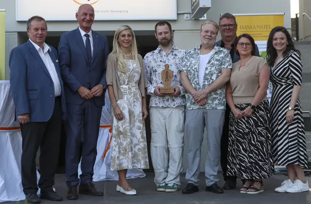 V.l.: Franz Hochstöger (Obmann Verein Immanuel), Soziallandesrat Christian Dörfel, Bezirkshauptfrau Andrea Wildberger, Daniel Weissengruber, Walter Brandstetter (Chefkoch Hotel Lebensquell), Reinhard Riegler (Geschäftsführer Verein Immanuel), Petra Lindner (Personalbüro Kurhotel Bad Zell GmbH) und Daniela Koller (Marketingleiterin Kurhotel Bad Zell GmbH). | Foto: Verein Immanuel
