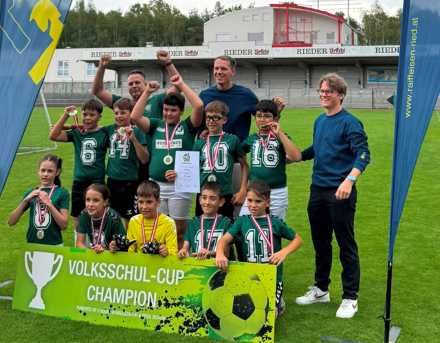 Das Team der Volksschule Ried drei jubelte über den Sieg. | Foto: Raiffeisen Volksschulcup
