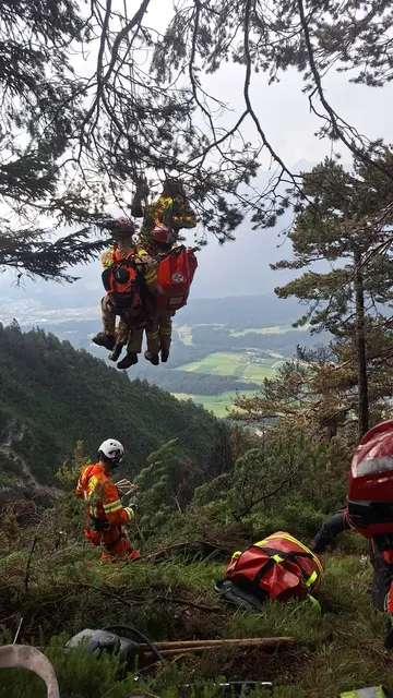 Mit dem Hubschrauber wurden die Feuerwehrleute zur Brandstelle geflogen. | Foto: Feuerwehr Wildermieming