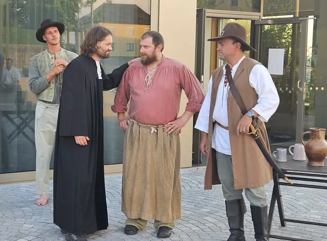 Julian Sigl, Schauspieler am Linzer Landestheater  (2. von links), spielt die Hauptrolle, den evangelischen Prädikanten Hans Kummerer, der 1626 die Bauern zum "gottgewollten" Krieg gegen die bayrischen Besatzer angestachelt hat.  | Foto: Horst Pühringer