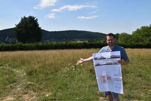 Bürgermeister Daniel Ziniel präsentiert ein Bungalowprojekt, das in Badersdorf in wenigen Wochen starten wird. | Foto: MeinBezirk/Michael Strini