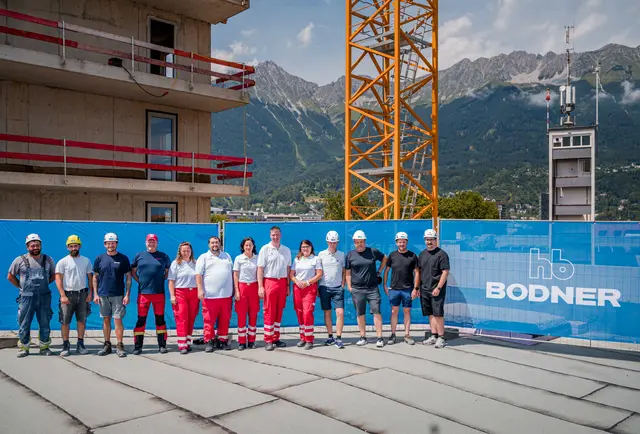 Der Vorstand des Roten Kreuzes Innsbruck mit Bau- und Projektpartnern vor dem Rohbau des neuen Rotkreuz-Zentrums. | Foto: Bernhard Stolz/Rotes Kreuz Innsbruck