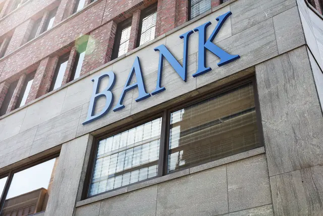 Sein gesamtes Berufsleben hatte der Betroffene aus dem Bezirk Schärding bei derselben Bank verbracht, die letzten 15 Jahre arbeitete er als Controller. Den Beruf konnte er aufgrund einer Gehirnblutung nicht mehr ausüben. | Foto: smarterpix/AndrejPopov