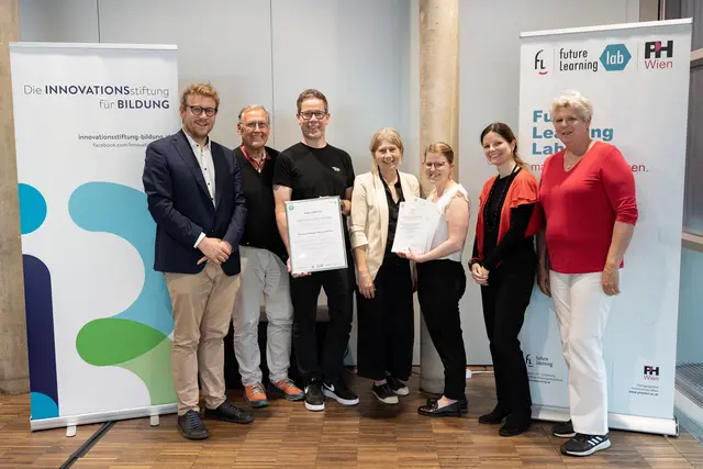 Freuen sich über den erfolgreichen Abschluss des Projekts „Embracing Technology“: Direktorin Ute Wiesmayr (Mitte), Lisa Karner (2. v. r.) und Mathias Spanring (2. v. l.) nahmen von Vertreter:innen der Innovationsstiftung für Bildung und des Future Learning Labs die Abschlussurkunden entgegen. | Foto: Foto privat und darf für Veröffentlichung verwendet werden