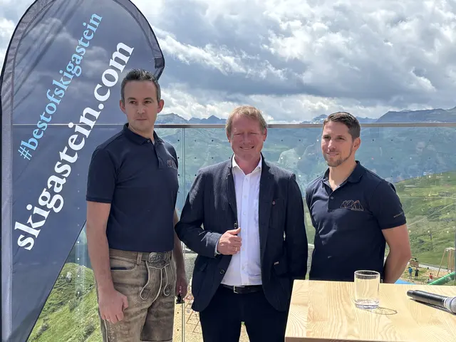 Im Bild die beiden Vorstände der Gasteiner Bergbahnen Andreas Innerhofer und Benjamin Rogl mit Almholz Chef W. Wild. | Foto: Christian Amtmann
