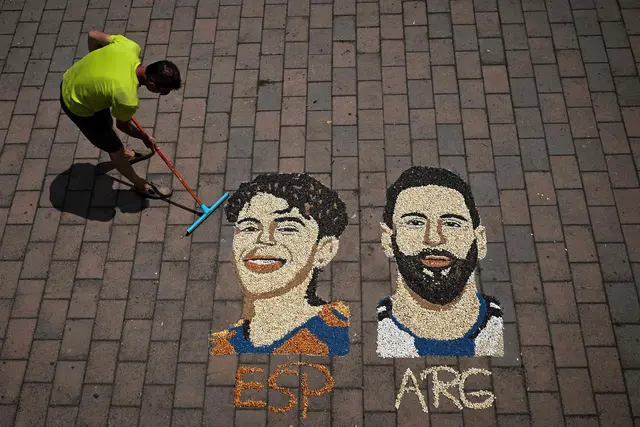 Der kosovarische Künstler Alkent Pozhegu gestaltete in Gjakova ein Mosaik aus Getreide und Samen mit den beiden WM-Finalisten Lionel Messi (Argentinien) und Lamine Yamal (Spanien). | Foto: APA-Images / AFP / ARMEND NIMANI