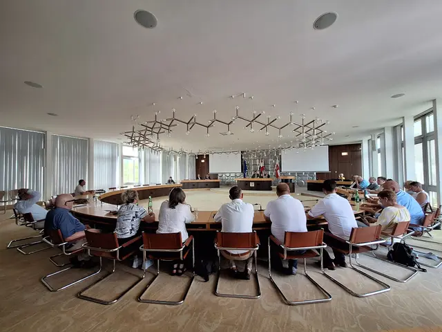 Rückenansicht vom Leobener Gemeinderat - Menschen sitzen an einem Tischkreis