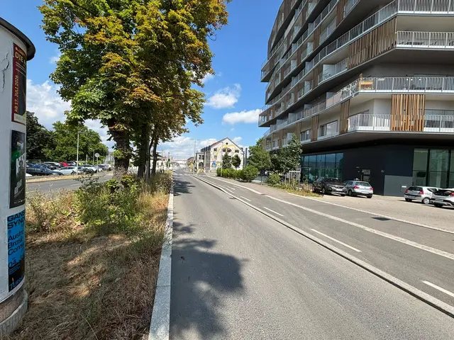 Der Radweg rund um Reininghaus ist neu, bietet allerdings einige recht hohe Kanten, wie hier im Übergang zwischen Straße und Radweg.  | Foto: MeinBezirk/Markus Kropac