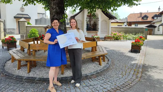 BAV-Vorsitzende Manuela Gschwandtner übergab Viktoria Kothmaier aus Mondsee den Preis. | Foto: BAV Vöcklabruck