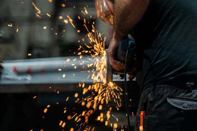 Trotz getragener Schutzbekleidung soll sich der 51-Jährige schwer verletzt haben. (Symbolfoto) | Foto: stock.adobe.com/at/Thomas 