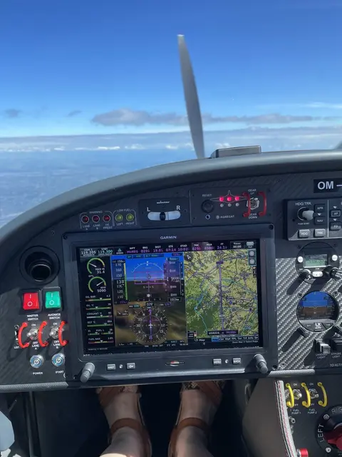 Ein Blick ins Cockpit der OM-S600. Hier verbringt Anne Pöltl die meiste Zeit in der Luft. | Foto: Anne Pöltl