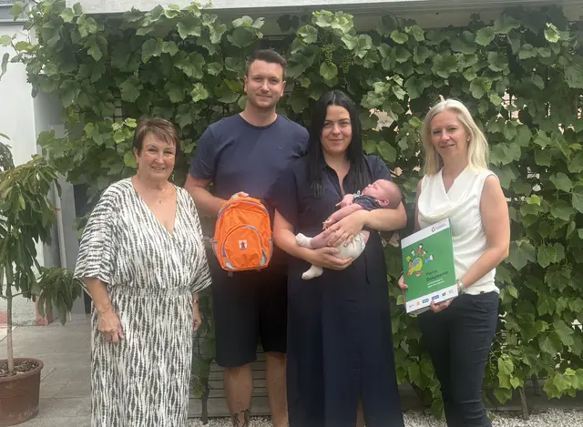 v.l.n.r.: STR Eveline Eigenschink, Kevin Zimmermann, Julia Zehetner mit Benjamin Zehetner, Bgm.in Mag. (FH) Alexandra Weber | Foto: Stadtgemeinde Heidenreichstein