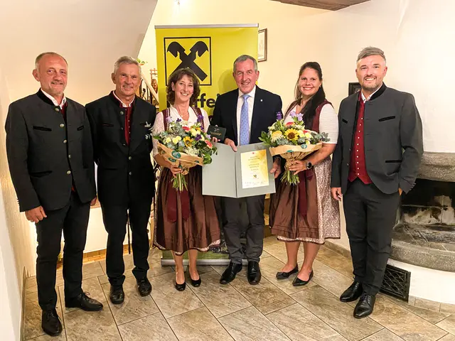 Auszeichnung von Sandra Weidemann (3. v. l.); Tanja Riegler (5. v. l.) neu im Aufsichtsrat; Gratulanten Dir. Josef Adelsberger, AR-Vorsitzender Johannes Adelsberger, Raiffeisenverband-Obmann Hermann Kuenz , GL Marco Mayer. | Foto: RaiffeisenBank Going