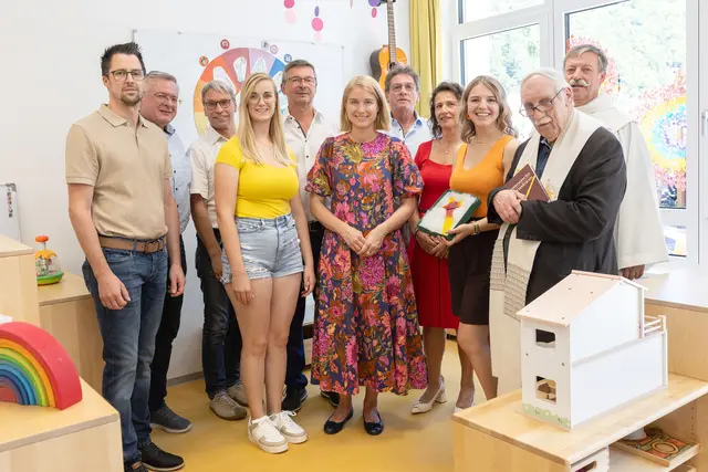 Bildungslandesrätin Christine Haberlander (Mitte) besuchte den neu gestalteten Kindergarten in Engelhartszell.  | Foto: Land OÖ/Sternberger