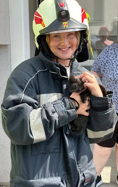 Feuerwehrmitglied Lena Damm mit dem geretteten Kätzchen. | Foto: SJF