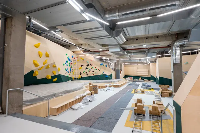 Das Gerüst der neuen Boulderhalle bei der SCN steht bereits. | Foto: Alpenverein