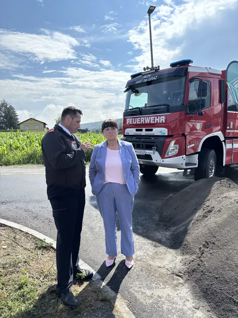Kommandant Peter Preuss im Gespräch mit LH-Stellvertreterin Manuela Khom. | Foto: MeinBezirk/Alois Lipp
