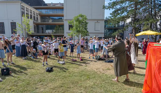 eine Gruppe kinder steht im hof