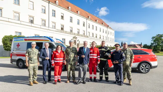 Andreas Radnasich, Blaulichtstadtrat Franz Piribauer, Sylvia Kaiser, MilAk-Kommandant Generalmajor Philipp Segúr-Cabanac, Bürgermeister Klaus Schneeberger, Christoph Gamauf, FF-Kommandant Christian Pfeiffer, Stadtpolizeikommandant Manfred Fries und Wolfgang Riegler. | Foto: Stadt Wiener Neustadt/Weller