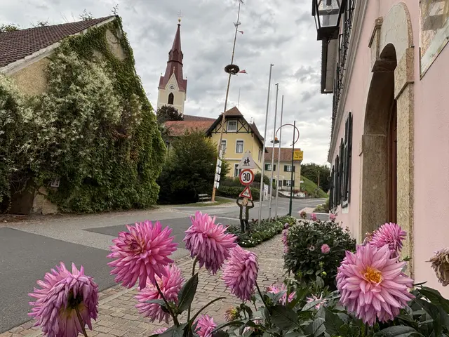 Ein ortszentrum mit Kirche ist zu sehen.
