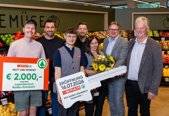Auch Bürgermeister Karl Mayrhold (r.) gratulierte zur Neueröffnung des Spar-Markts in seiner Gemeinde. | Foto: SPAR/Krug