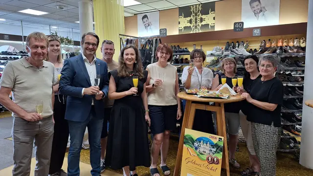 Das Team von Schimmel Schuhe und Vertreter der Wirtschaftskammer NÖ freuten sich mit der Gewinnerin. | Foto: Schimmel Schuhe