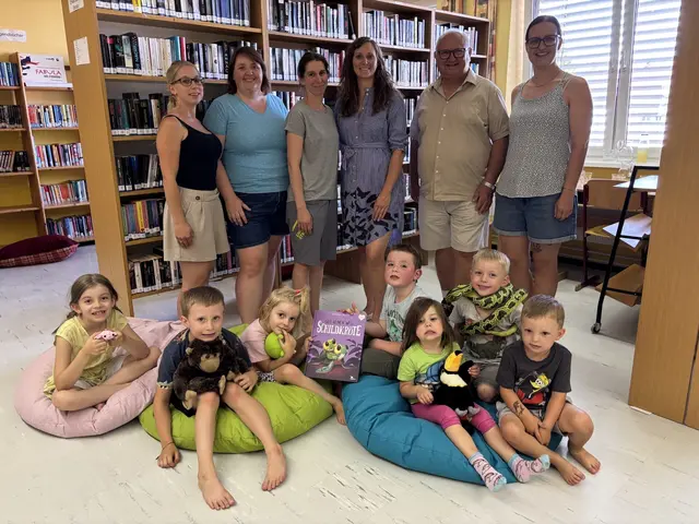 Bundesrätin Viktoria Hutter besucht mit Bürgermeister Manfred Wühl die Bibliothek der Marktgemeinde Kautzen. Im Bild mit: Melanie Sagaster, Julia Weber, Cornelia Löffler, Karina Röschl mit den Kindern Sophie Löffler, Simon Röschl, Klara Löffler, Fabian Forster, Svenja Sagaster, Samuel Sagaster und Valentin Röschl | Foto: VP Waidhofen/Thaya