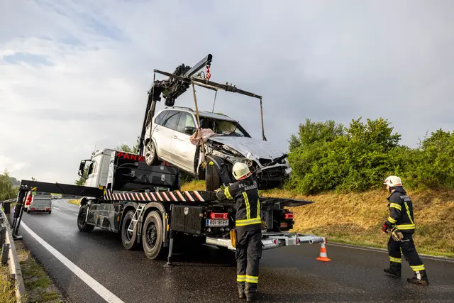 Die Bergung des Fahrzeuges übernahm ein von der Polizei beauftragtes Abschleppunternehmen. | Foto: Team Fotokerschi/Franz Plechinger