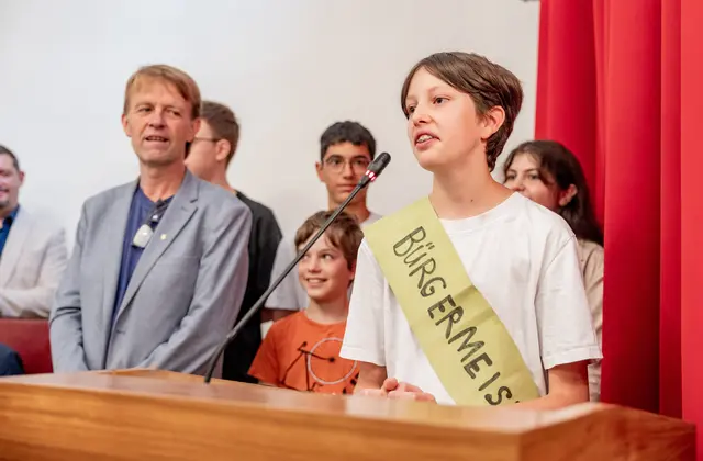 Die Kinderstadt-Regierung von Mini-Salzburg besuchte den Salzburger Gemeinderat.  | Foto: Stadt Salzburg/Wildbild