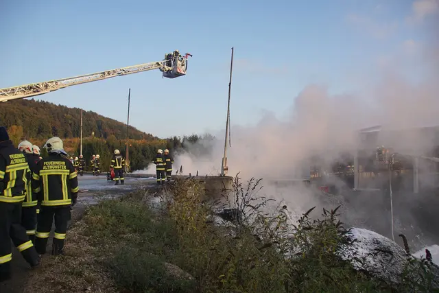 2016 kam es zu einem Großbrand in der Reifenverwertung in Ohlsdorf. | Foto: Peter Sommer (Archivbild)