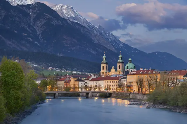 Am Innsbruck Marktplatz wurde am 15. Juli ein Mann festgenommen, der eine vermeintliche Schusswaffe mit sich trug und diese auf einschreitende Polizeibeamte richtete. | Foto: smarterpix/rudi1976