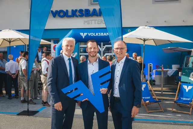 V.l.n.re.: Vorstandsdirektor der Volksbank Salzburg Michael Bieling, Filialleiter von Mittersill Hannes Renn und Regionaldirektor Heinz-Peter Stemper sind von den neuen Räumlichkeiten begeistert. | Foto: Johannes Radlwimmer
