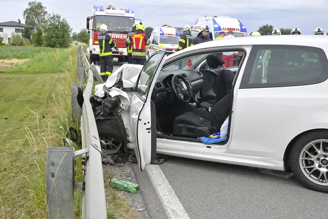Die Wucht des Aufpralls hinterließ an den Fahrzeugen erhebliche Schäden. | Foto: Manfred Fesl
