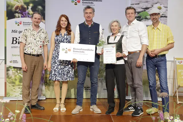 St. Veit im Innkreis (v. l. n. r.): Georg Wiesinger, Andrea Wagner, Bürgermeister Manfred Feichtinger, Rosemarie Glatz, Landesrat Stefan Kaineder und Norbert Rainer. | Foto: Land OÖ/Daniel Kauder