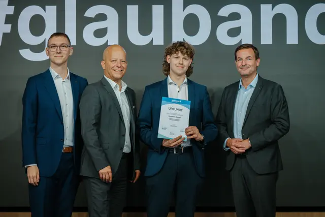 v.l. Luca Seidlmann (Vorsitzender des Jugendvertrauensrates der Sparkasse OÖ), Martin Punzenberger (Vorstandsdirektor der Sparkasse OÖ), Lehrling Alexander Rogger, Thomas Lettner (Marktbereichsleiter Wels und OÖ Süd der Sparkasse OÖ) | Foto: Sparkasse OÖ/T. Ganglberger