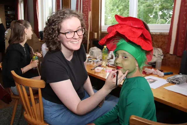 Barbara sorgt beim Blumenkind für die perfekte Maske.