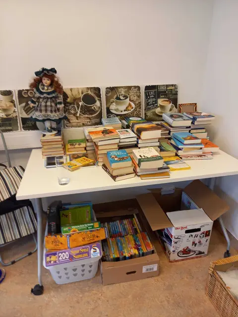 Bücher, Puppen, Gesellschaftsspiele … nur ein kleiner Teil des Flohmarktsortiments. | Foto: Hilfswerk Neunkirchen