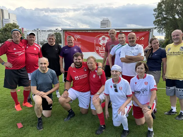 Die Fußballerinnen und Fußballer der Walking Football Austria Academy spielen zweimal in der Woche einen  Fußball in der Brigittenau, bei dem Verletzungen besonders selten sind.  | Foto: Andreas Pölzl/MeinBezirk