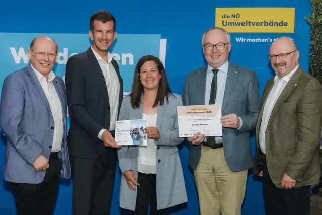 GV Krems Obmann Roman Janacek, Obmann der NÖ Umweltverbände Christian Macho, LH-Stellvertreter Stephan Pernkopf und GV Krems Geschäftsführer Gerhard Wildpert gratulierten Bettina Steurer (Bildmitte) sehr herzlich zum Gewinn einer Saisonkarte für 10 Skigebiete in Niederösterreich. | Foto: Sophie Nagl Balber