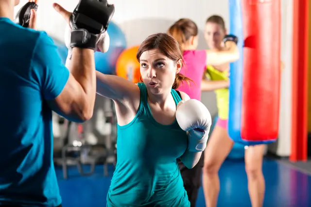 Der kostenlose Kurs vermittelt Frauen und Mädchen ab 14 Jahren praxisnahe Strategien für mehr Sicherheit im Alltag und in Konfliktsituationen.(Symbolbild) | Foto: Panthermedia/Kzenon
